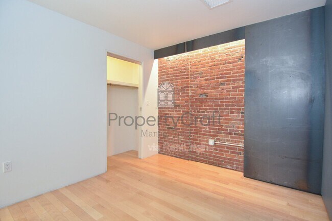 Building Photo - 8 Lagrange St