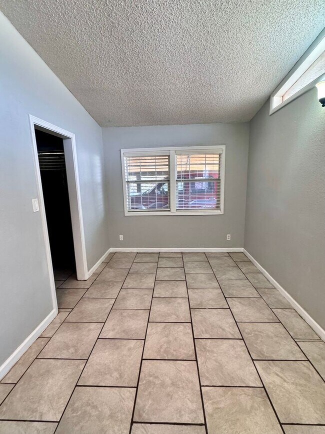 Building Photo - Charming 3-bedroom, 1-bath home featuring an attached carport and a fully fenced backyard—perfect...