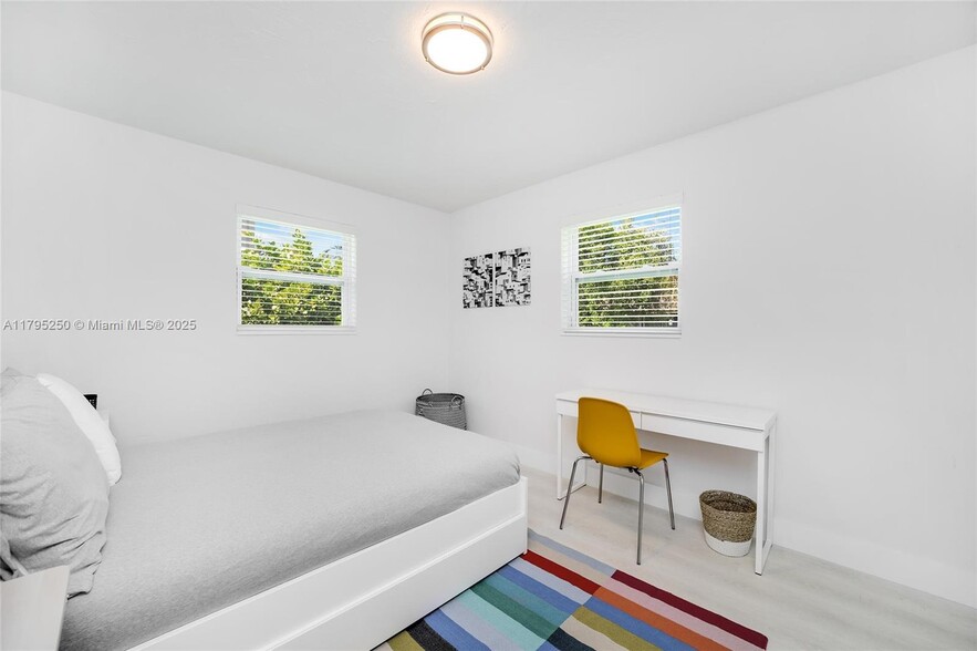 Building Photo - 6210 SW 59th Pl