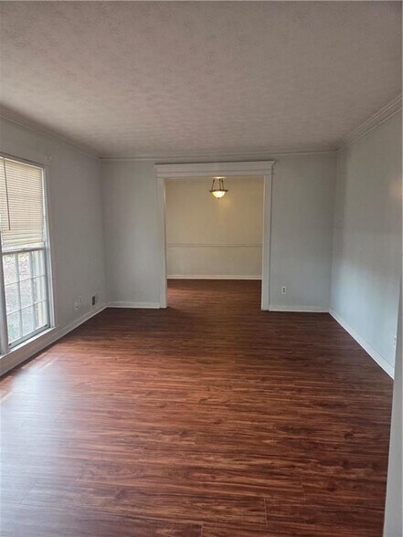 Building Photo - 2206 Country Club Dr SE