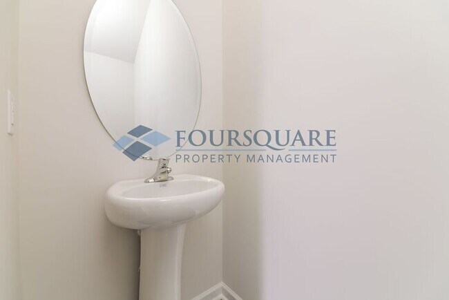 Building Photo - Spacious 3-Bed Townhome with Loft, Modern ...