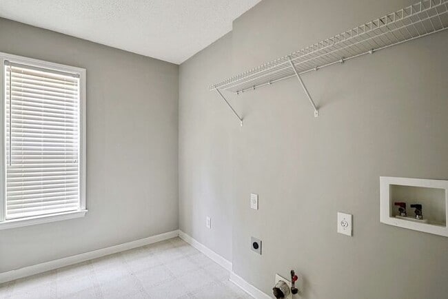 Building Photo - 3325 Ridgefair Dr