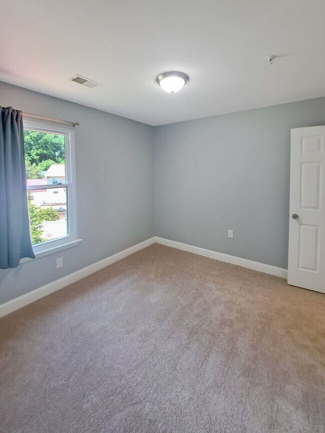 Building Photo - Amazing 4 Bedroom, 4 Bath SFH Corner Lot, ...