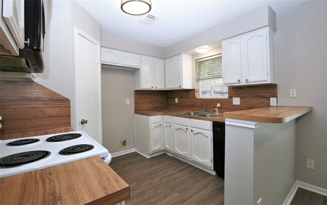 Building Photo - 7814 Barnhill Dr