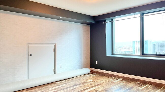 Building Photo - 2 BEDROOM CONDO UNIT IN CONVENIENT DOWNTOW...