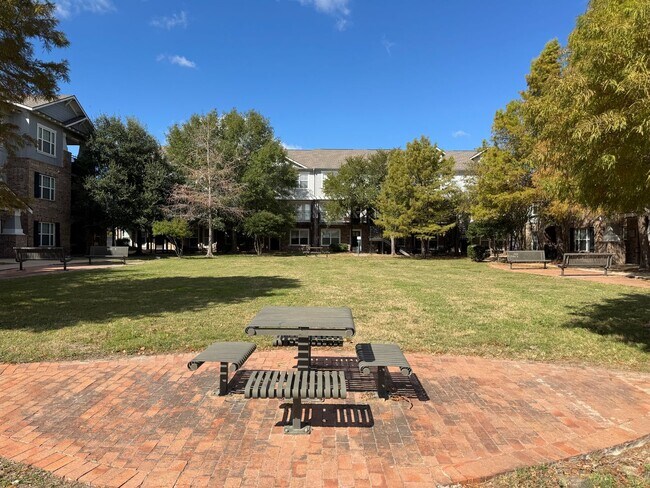 Building Photo - Available Now! 2 Bed/2 Bath in The Woodlands!