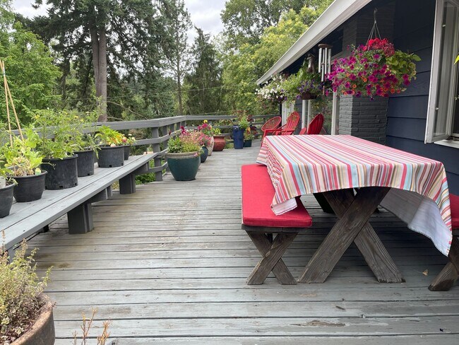 Building Photo - Spacious 4-Bedroom Home with Lush Landscap...