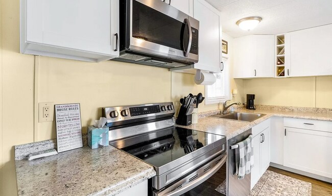 Building Photo - Waterfront Tiny Home for Rent! Fully Furni...