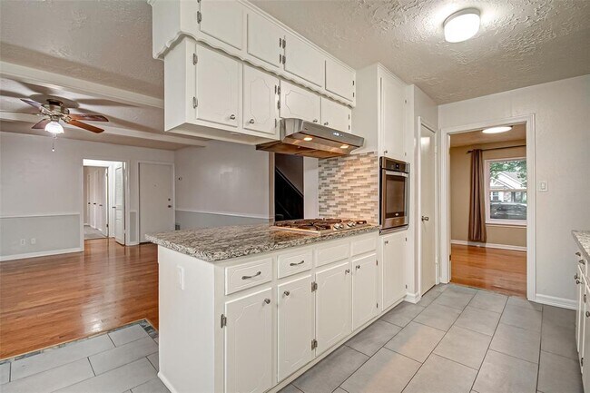 Building Photo - 9623 Philmont Dr