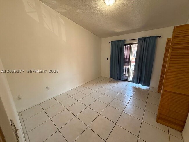 Building Photo - 2560 W 53rd St