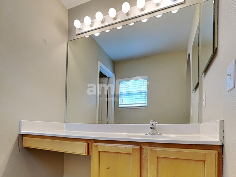 Building Photo - 25012 Hyde Park Blvd