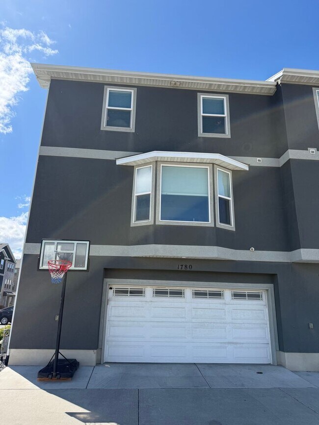 Building Photo - 1780 W Torlundy Dr