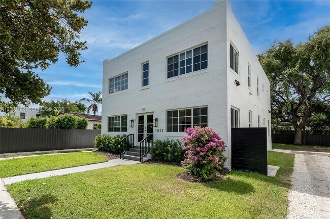 Building Photo - 1852 SW 22nd Terrace