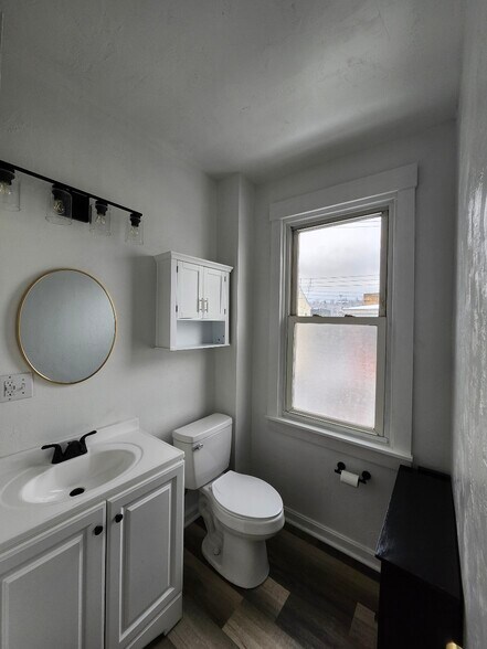 Main Bathroom - 4663 Gangwish St