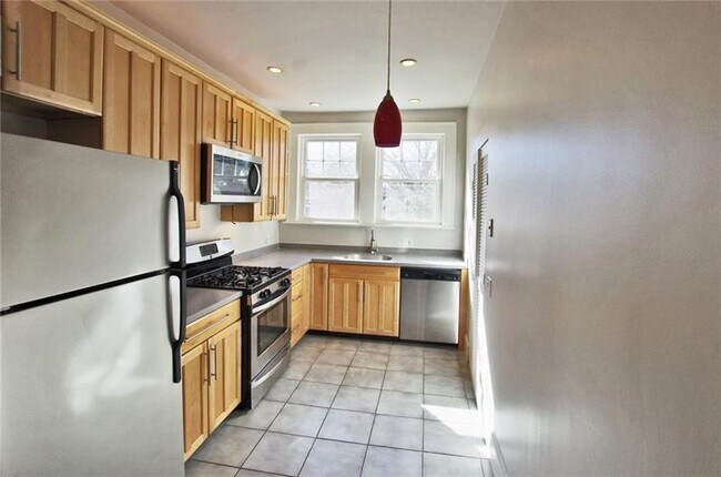 Building Photo - 425 10th St NE