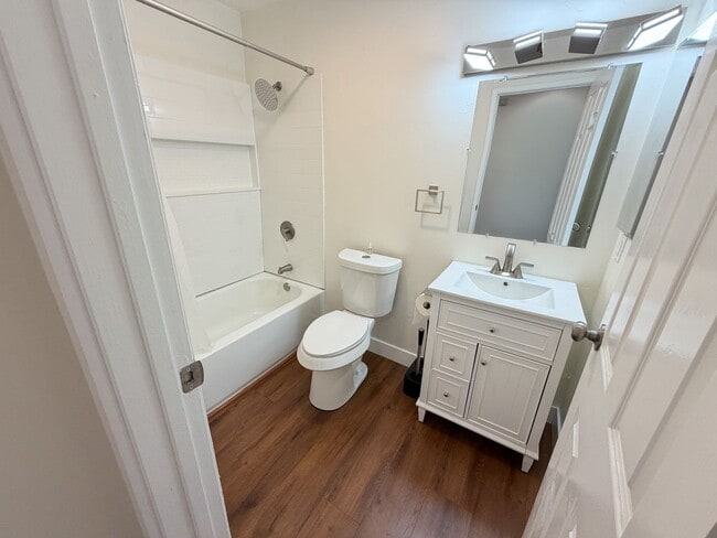 Building Photo - Updated 2 Bedroom 2 Bathroom Condo with Pool, Spa and Parking. Offering 6 month lease.