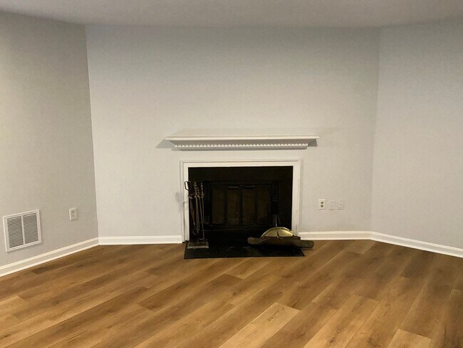 Building Photo - Very well maintained 3BR 3.5BA 3 level Colonial Townhome with fully fenced yard
