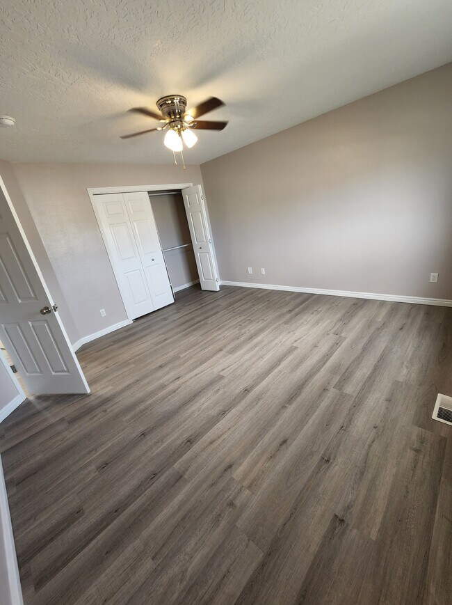 Building Photo - 1638 S 2960 E St