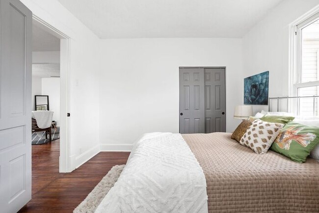 Building Photo - Remodeled 3 Bed 2 Full Bath Within Walking...