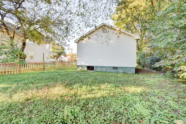 Building Photo - 3 Bedroom 1 Bathroom