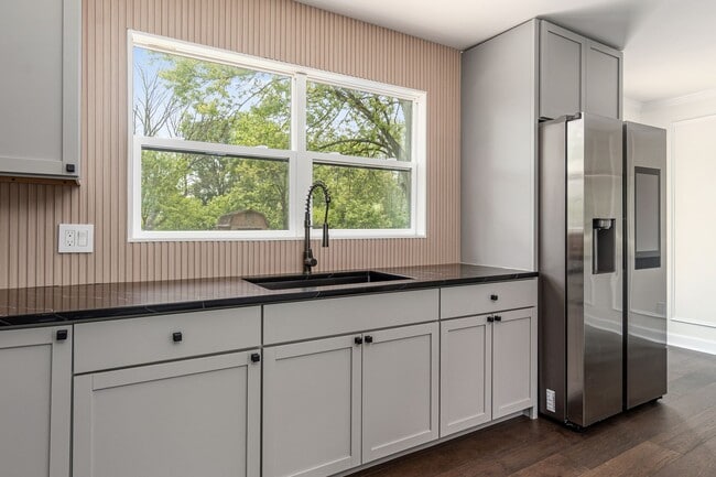 Building Photo - London Property