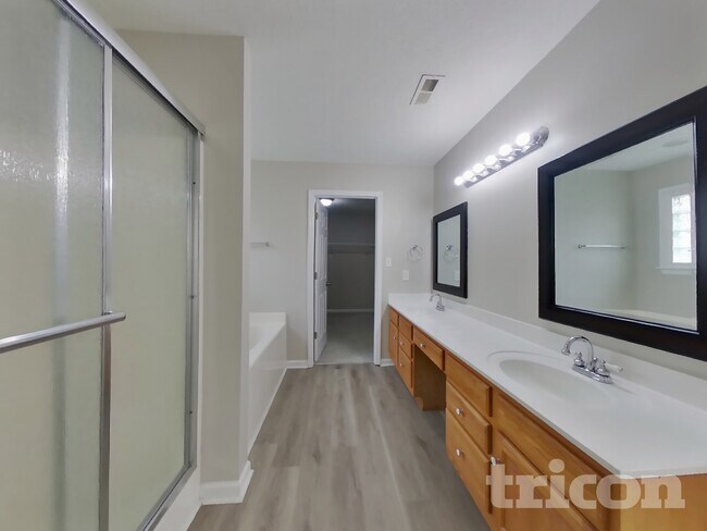 Building Photo - 2636 Danbury Cir