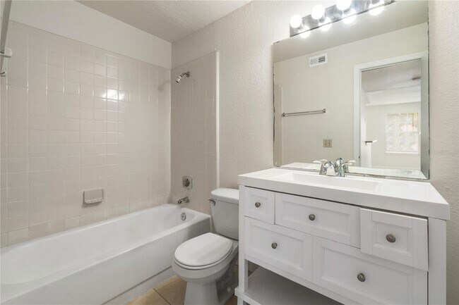 Building Photo - 1043 S Hiawassee Rd