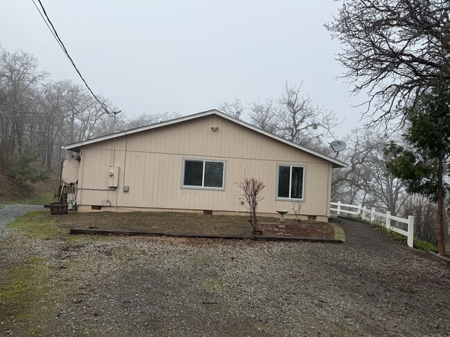 Building Photo - Rural House in the outskirts of Eagle Point