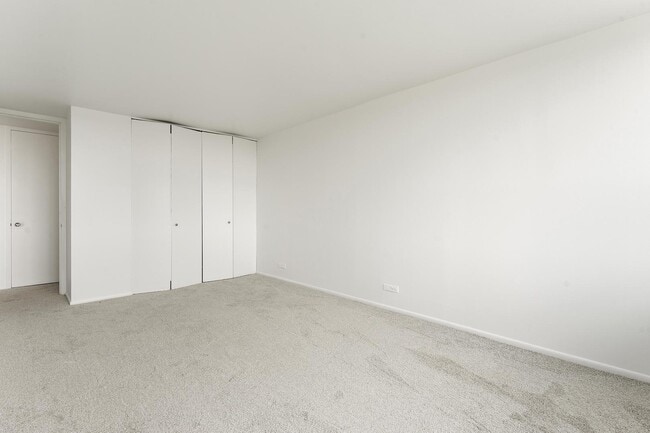 Building Photo - 1700 E 56th St