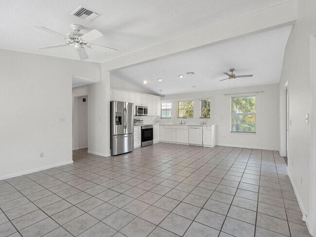 Building Photo - $500 OFF FIRST MONTHS RENT!