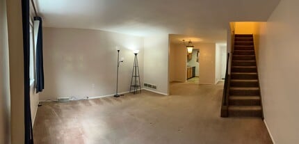 Building Photo - 2 Bedroom Townhouse with Garage