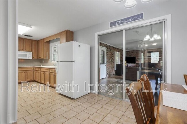 Building Photo - 1917 Sharon Rd