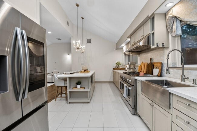 Building Photo - 14603 Carolcrest Dr