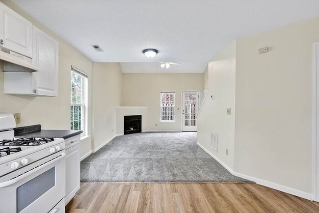Building Photo - 3 BR/ End UNIT/ FIRE PLACE! Cozy townhouse...