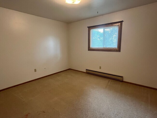 Building Photo - 1 Bed 1 Bath Heat and Water Included!