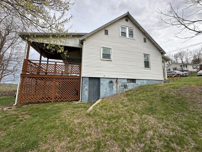 Building Photo - Nice 3 Bedroom, 1 Bathroom Home in Radford!