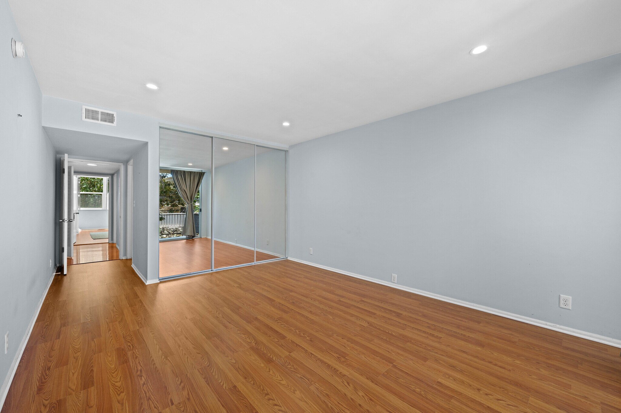 Building Photo - 289 S Barrington Ave