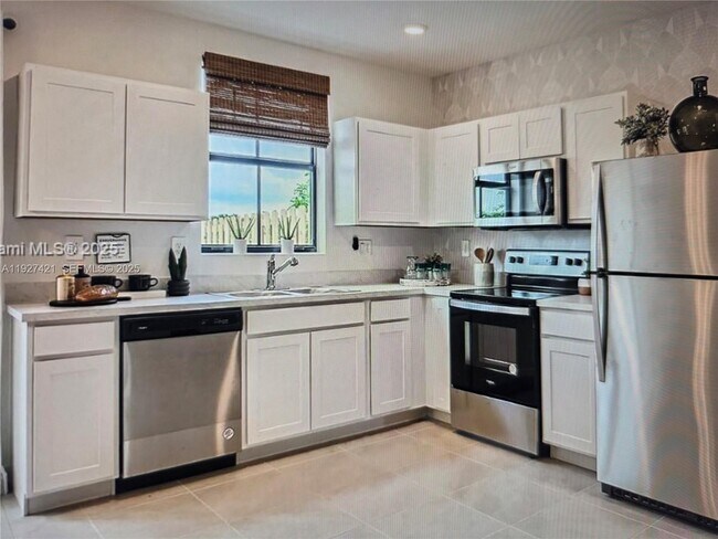 Building Photo - 261 NE 16th St