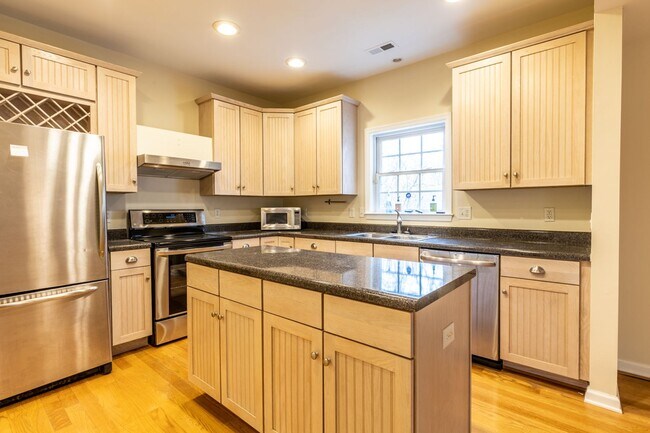 Building Photo - Single Family Home Minutes to DTWN/UVA Area