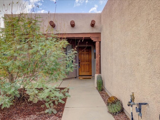 Building Photo - Beautiful 3 Bedroom Home with Office & Des...