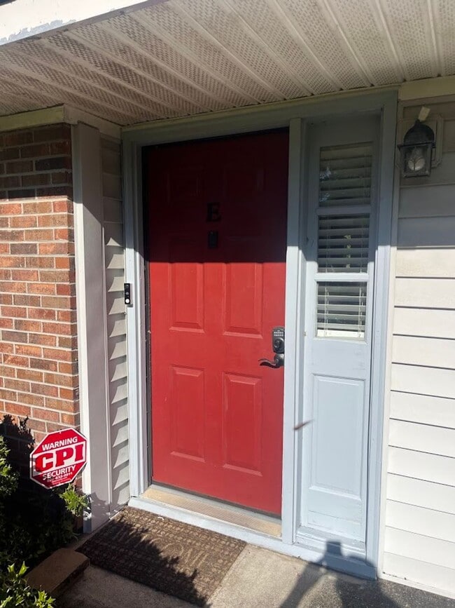 Building Photo - Available now. Beautiful 2 BR/1.5 BA Condo...