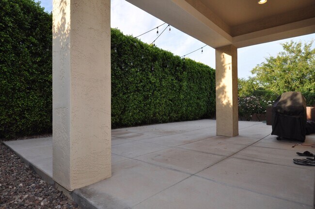 Building Photo - Stunning 5bed/3bath 2771 sq/ft Gilbert Home!