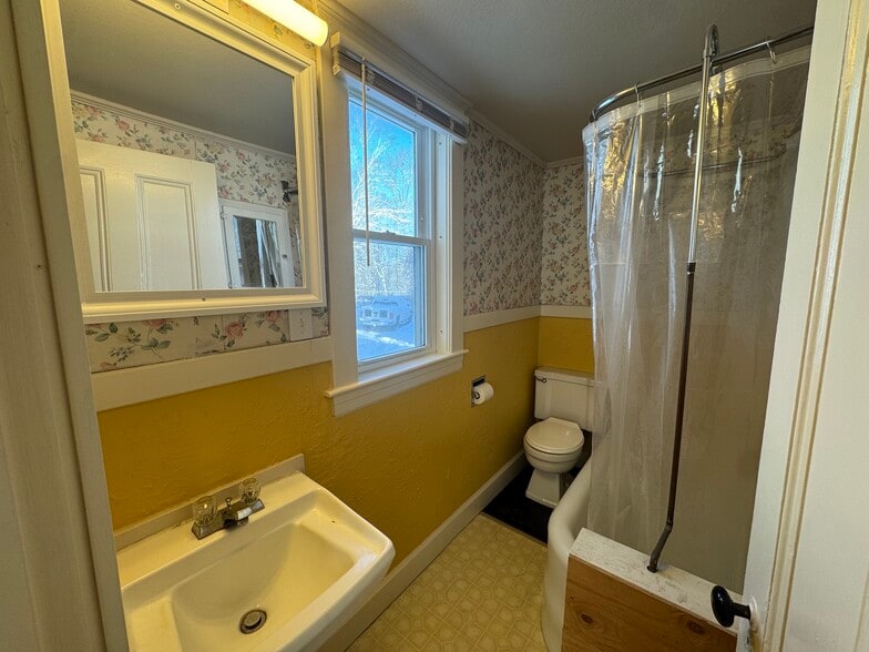 Building Photo - 10 Maple St