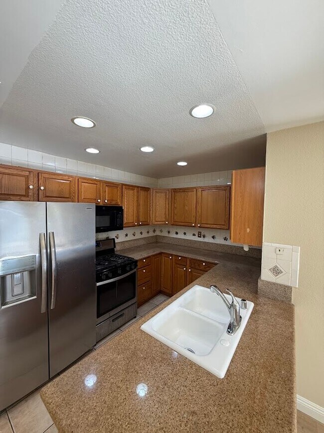 Building Photo - Beautiful 3 Bedroom, 2 Bathroom, Simi Valley Condominium, Ready for Move-In!