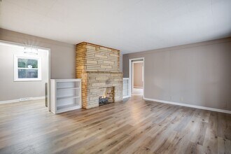 Building Photo - Updated Four Bed, 1 Bath!