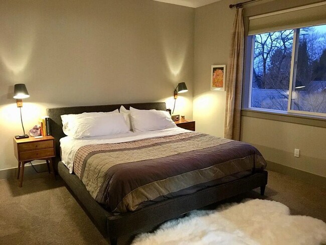 Building Photo - Arbor Lodge Neighborhood Townhome with Central A/C, Garage, In-Unit Laundry, Fenced Backyard