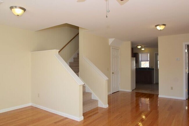 Building Photo - 204 River View Ln