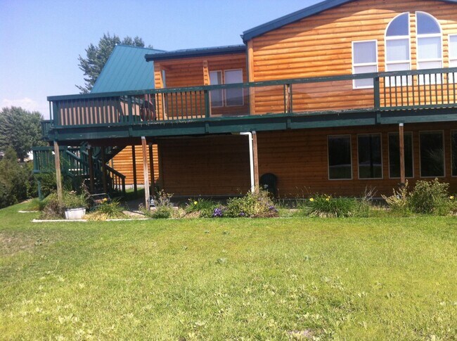 Building Photo - Spacious 2 br 1 ba Coulee Dam duplex