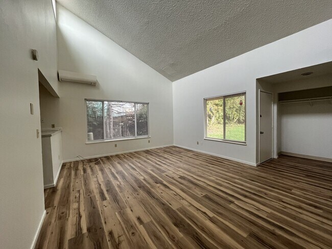 Building Photo - Spacious 3-Bedroom Home in Prime highly sought-after West Linn community