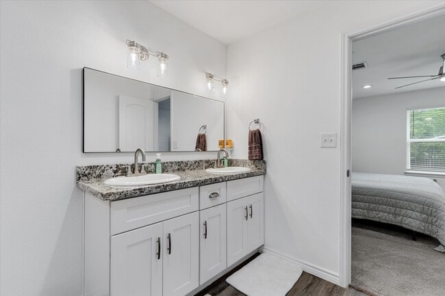 Building Photo - 14986 Indian Hill Trail